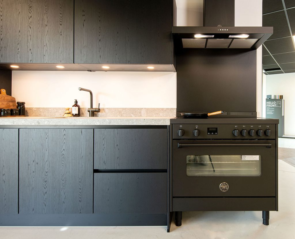Zwarte keuken met houtnerf-front en modern-klassiek los fornuis
